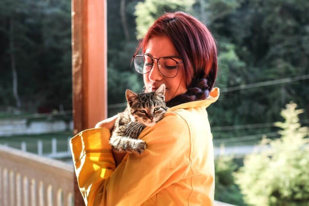 Jeune femme tenant dans ses bras un petit chat