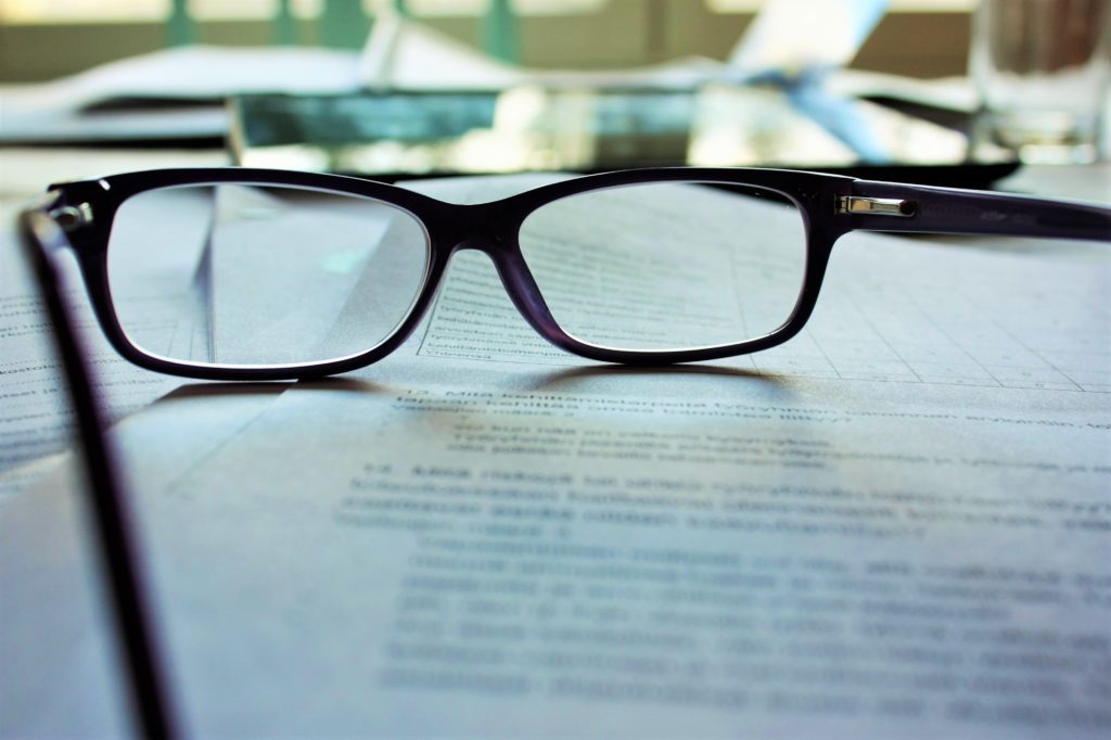 Des lunettes de vue posées sur un document