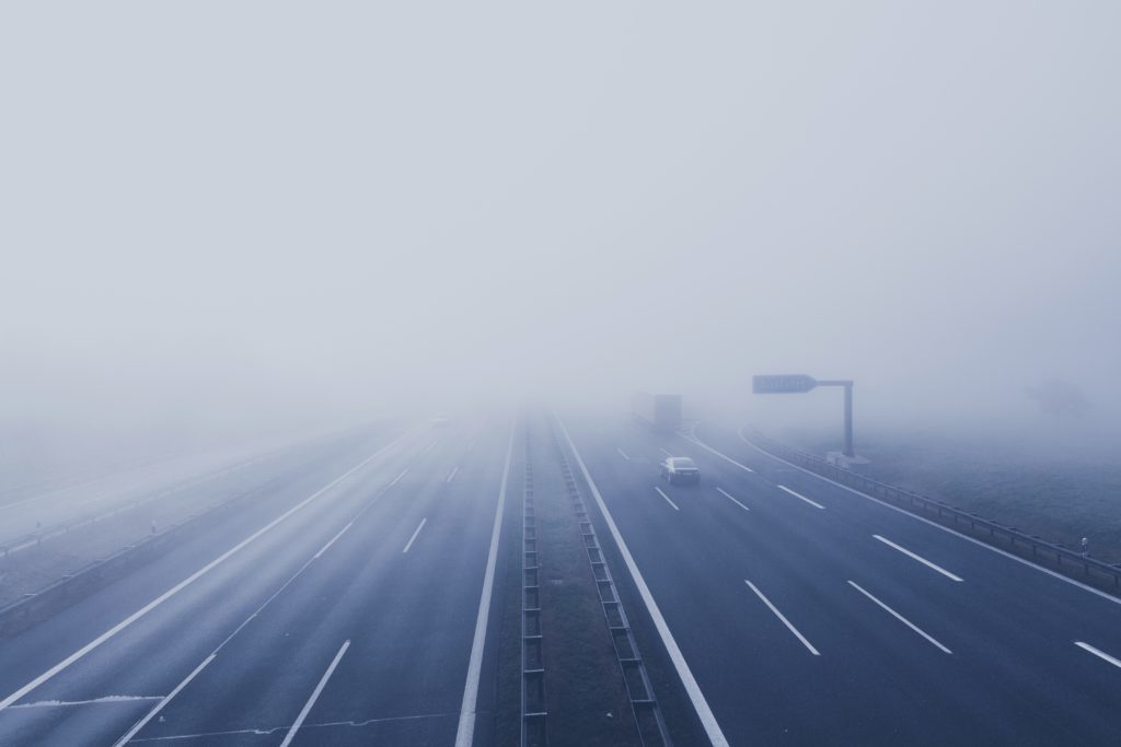 Photo d'une autoroute dans le brouillard 