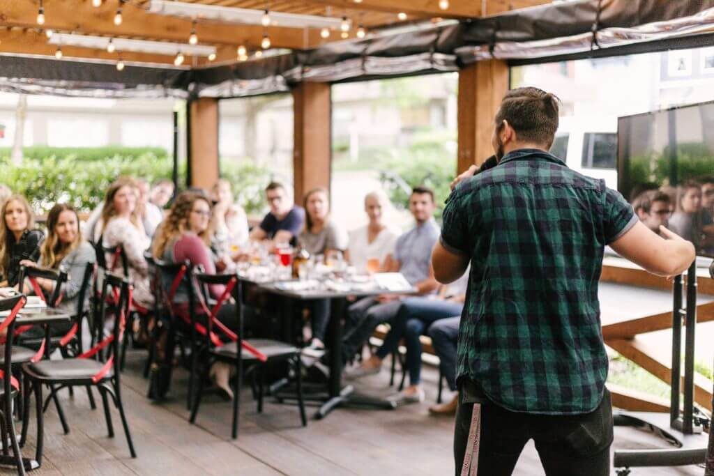 Un homme faisant un discours devant une audience 