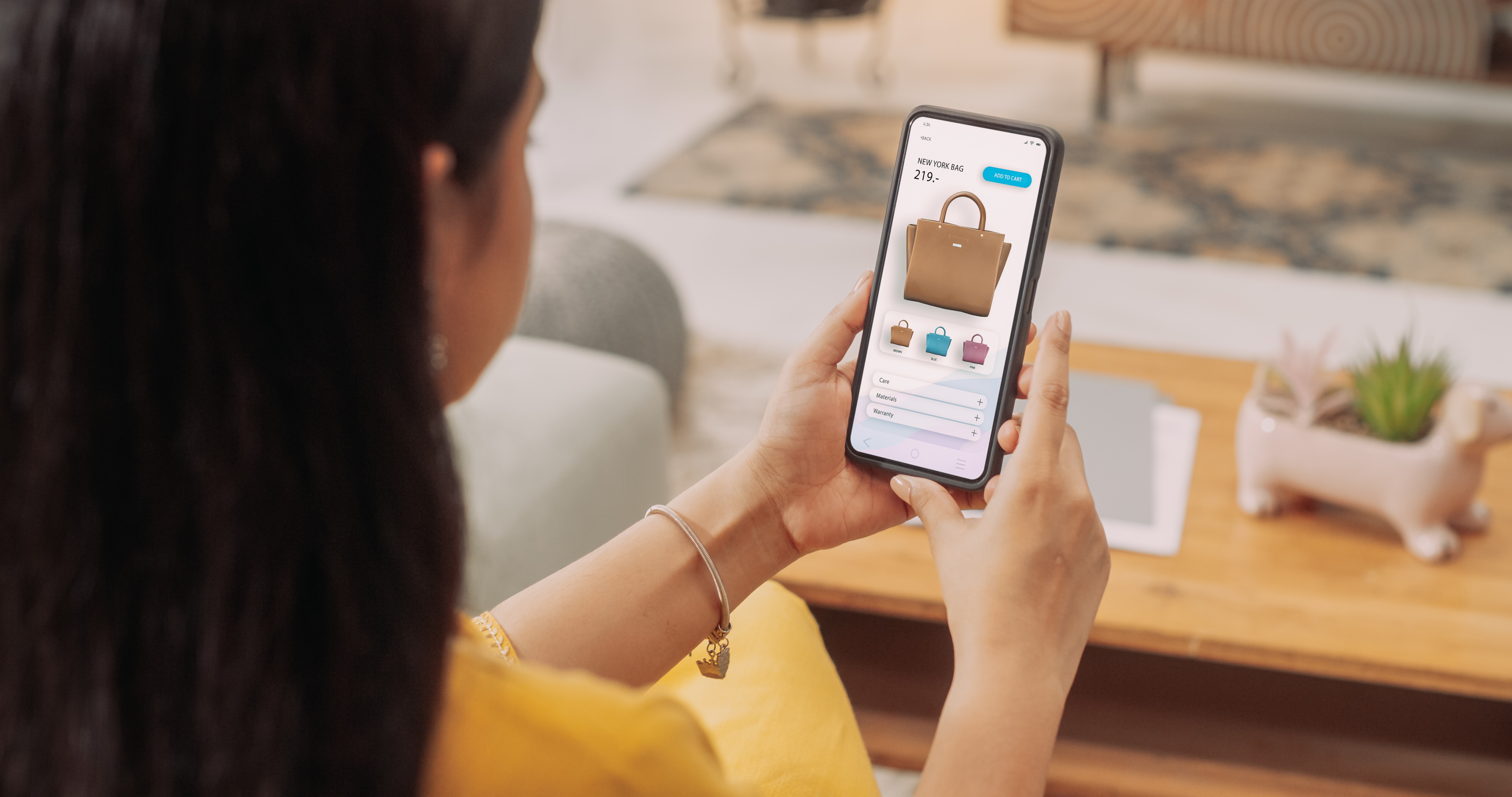 Femme regardant site e-commerce amélioré grâce à l'intelligence artificielle sur son téléphone 