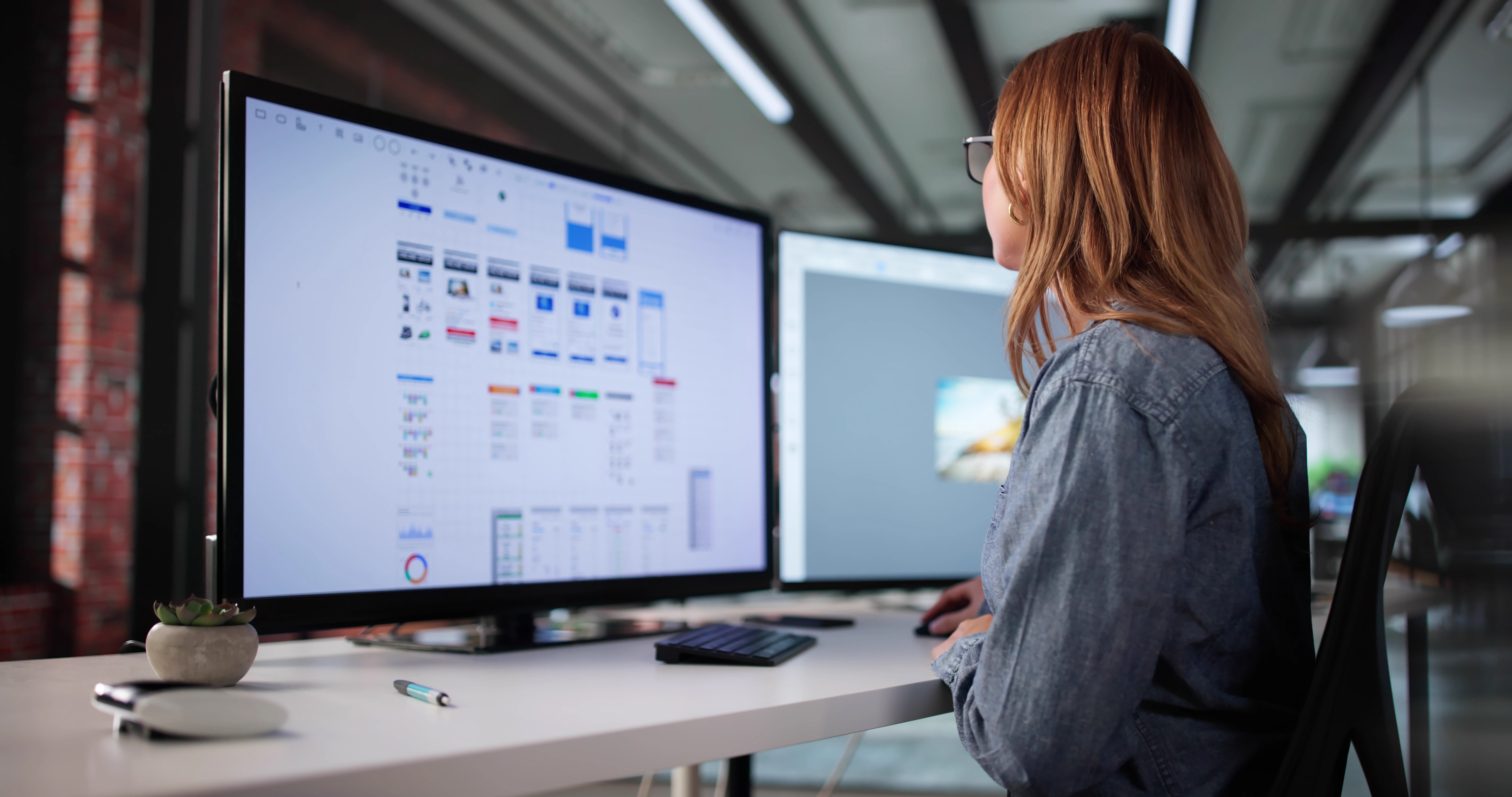 Femme en train de travailler sur un Design System sur son ordinateur